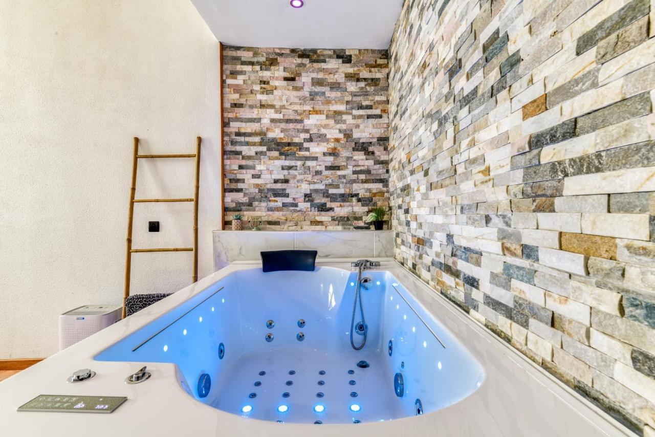 Appartement Parenthèse Occitane -WIFI - Balnéo- Parking Gratuit - Netflix à Carcassonne Extérieur photo