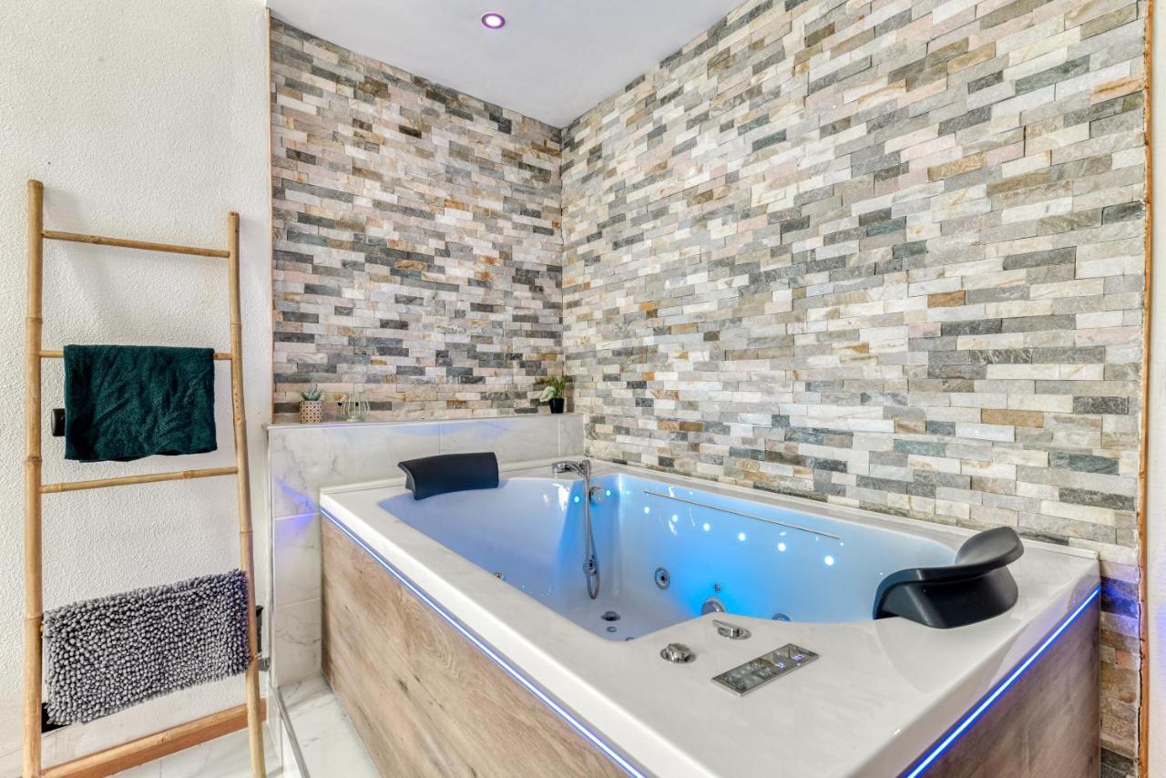 Appartement Parenthèse Occitane -WIFI - Balnéo- Parking Gratuit - Netflix à Carcassonne Extérieur photo